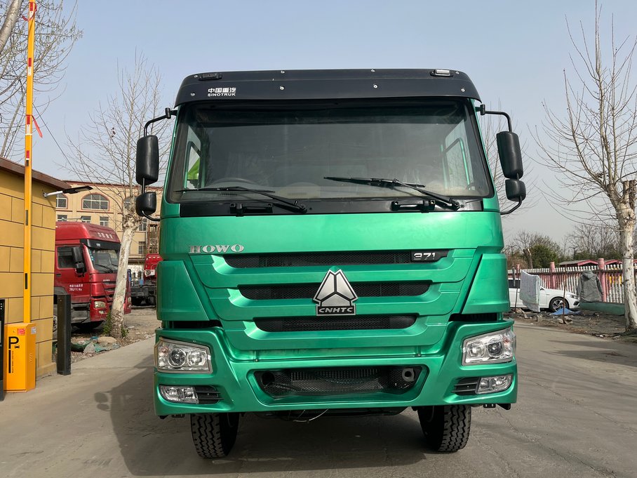 Camión volquete SINOTRUK en stock