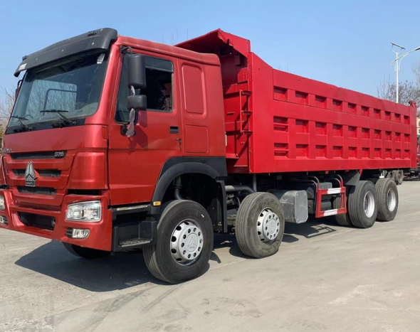 Camion-benne HOWO 8×4 avec godet neuf
