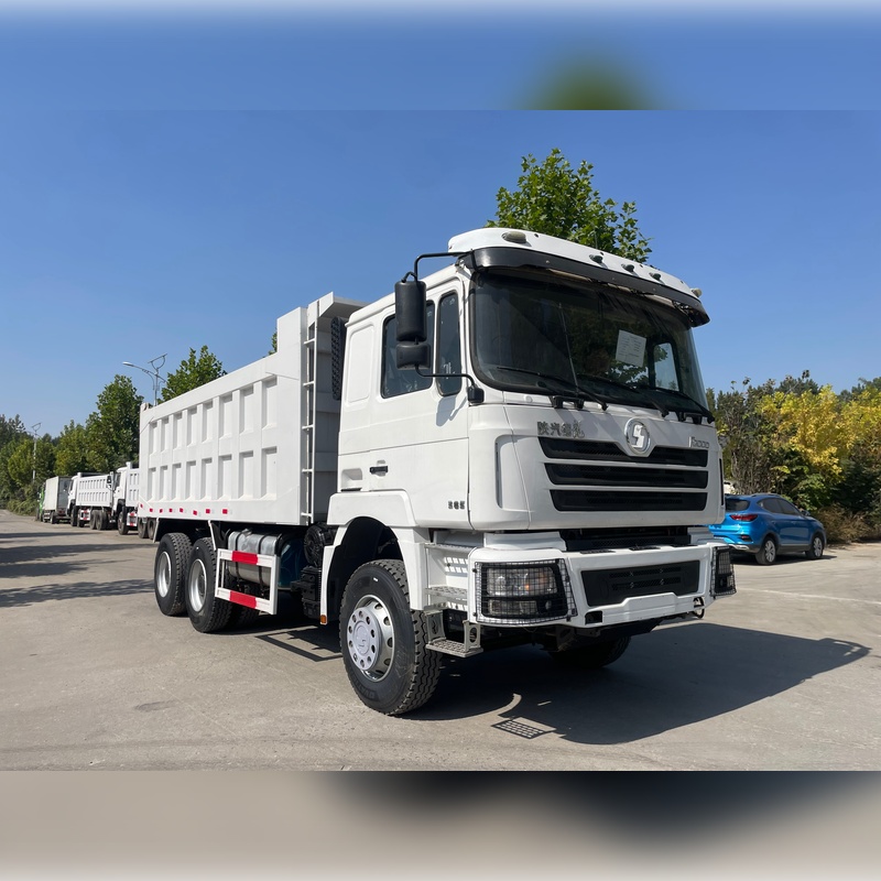 მეორადი 6x4 Shacman-ის სატვირთო მანქანა. გასაყიდად გამოტანილი Shacman-ის ეს მეორადი სატვირთო მანქანა აღჭურვილია საშუალო სიგრძის ბრტყელი სახურავით, გლუვი, შავი ფერის კაბინით. ის აღჭურვილია მარცხენა საჭით, რომელიც უზრუნველყოფს ძლიერ სიმძლავრეს, შესანიშნავ საწვავის ეფექტურობას, ფართო და კომფორტულ სალონს და გამორჩეულ უსაფრთხოებას.