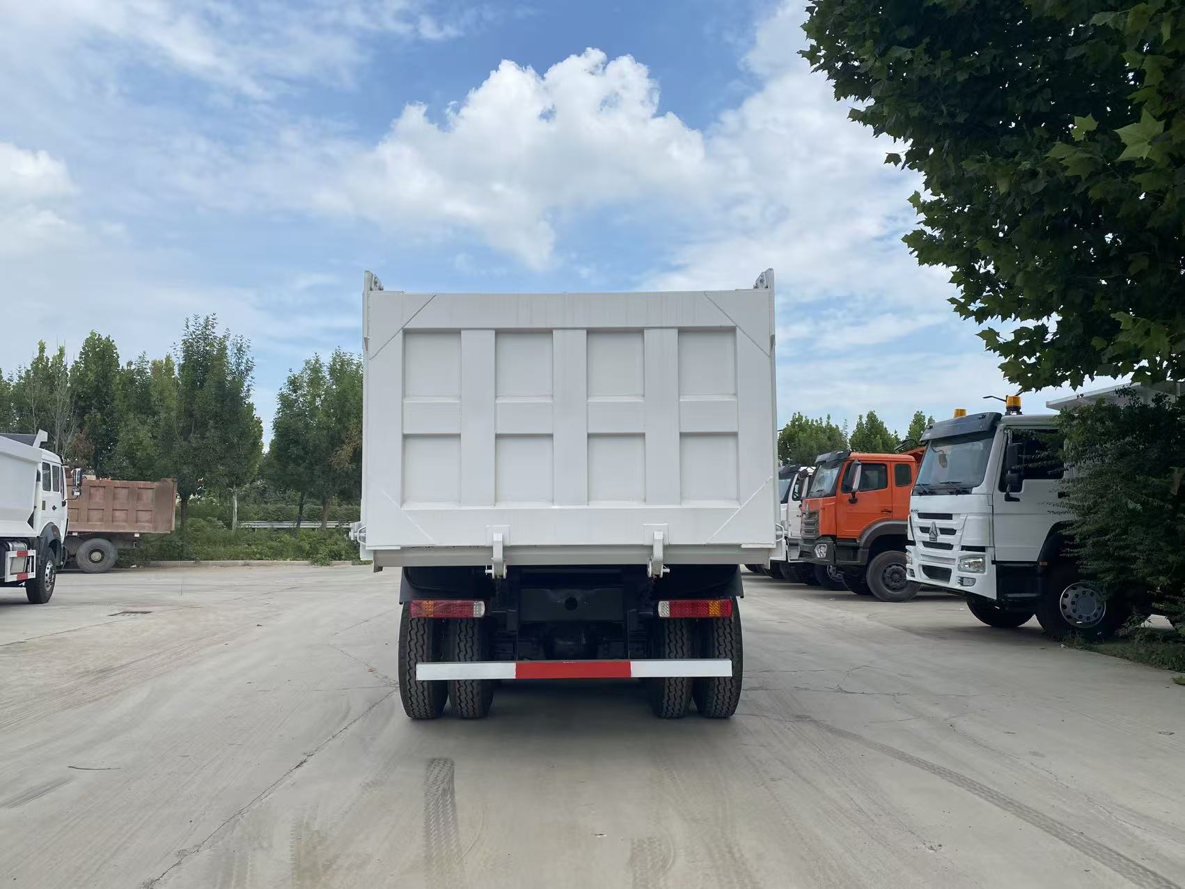 شاحنة قلابة شاكمان F3000 8x4
