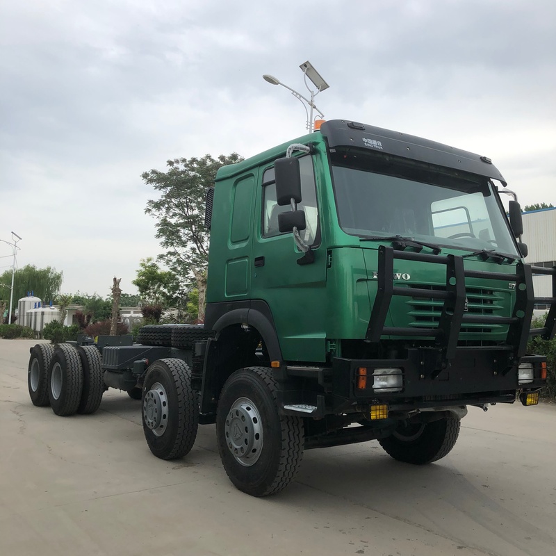 Camião basculante HOWO 8X4 com chassis de camião