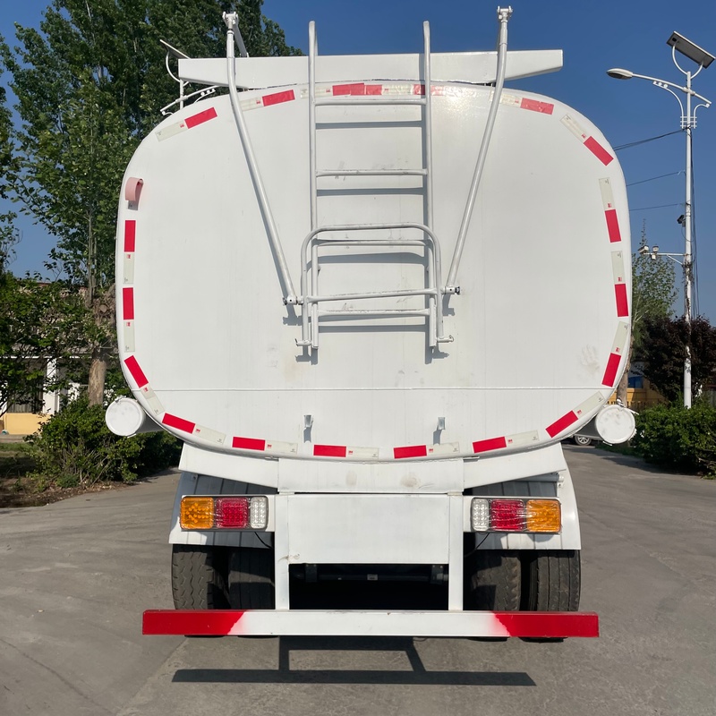 Бывший в употреблении грузовик для транспортировки топлива