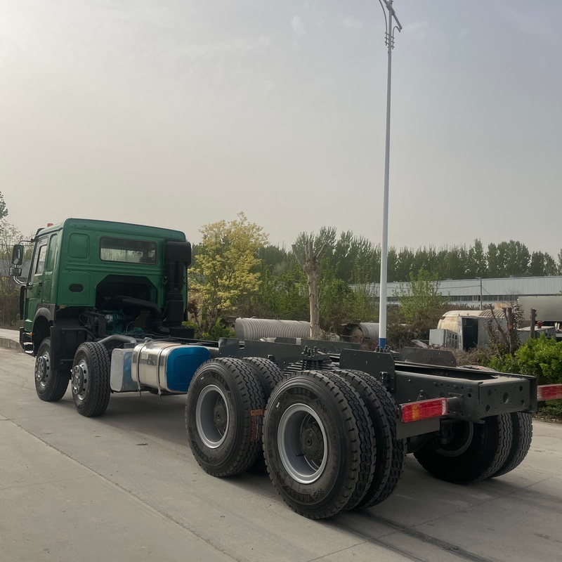 Camião basculante HOWO 8X4 com chassis de camião