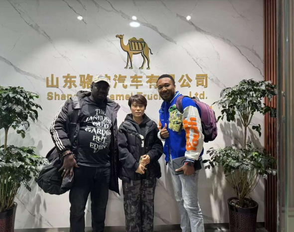 агенты по работе с клиентами осматривают грузовик