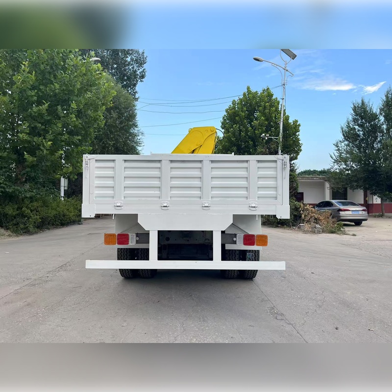 Camión grúa con pluma articulada