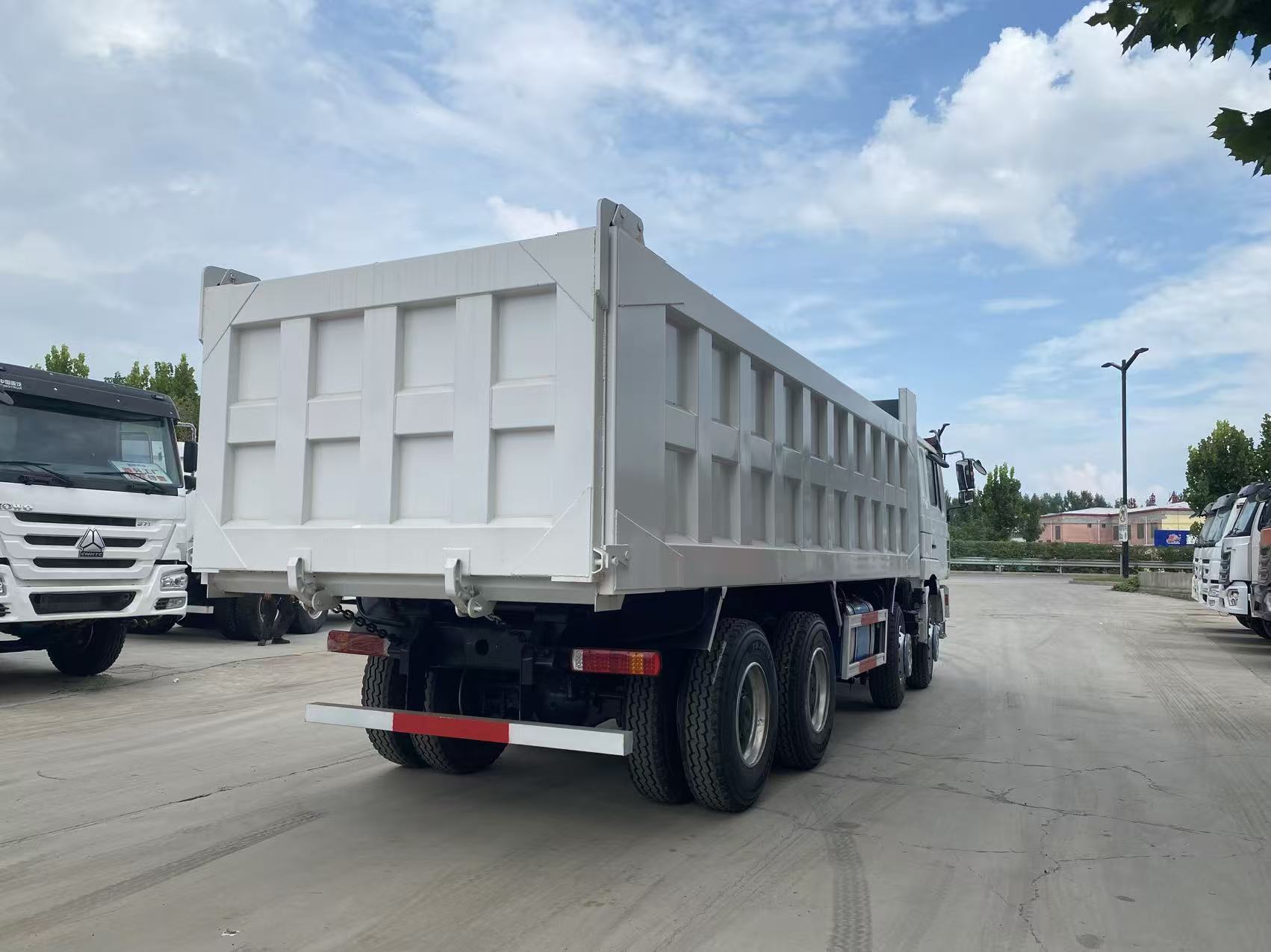شاحنة قلابة شاكمان F3000 8x4