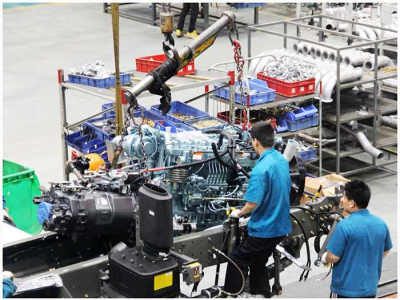 Los clientes extranjeros visitan la fábrica de camiones, ganan confianza y logran cooperación