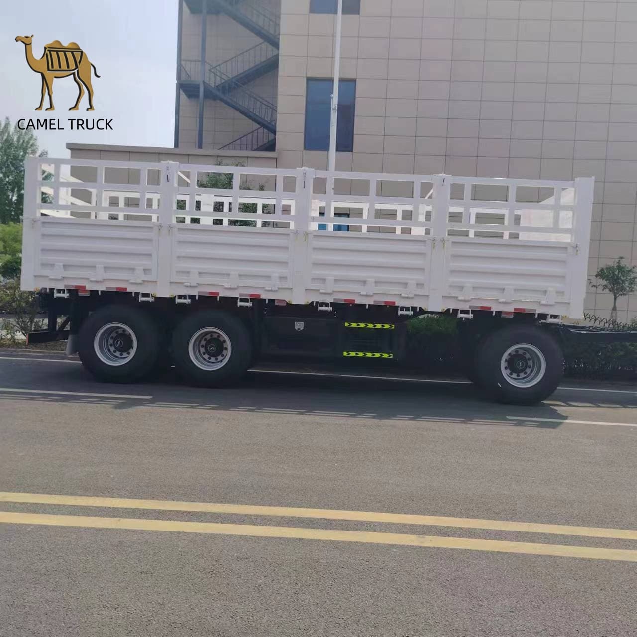 منظر جانبي لمقطورة كاملة بسياج بثلاثة محاور