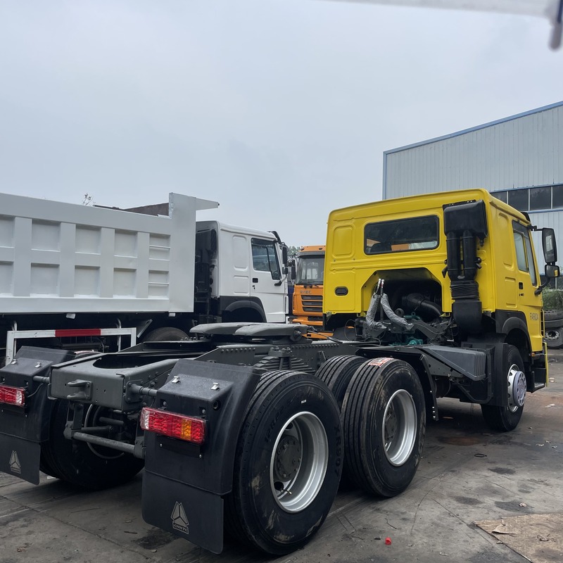 Sinotruck Howo 6*4 Traktor.jpg