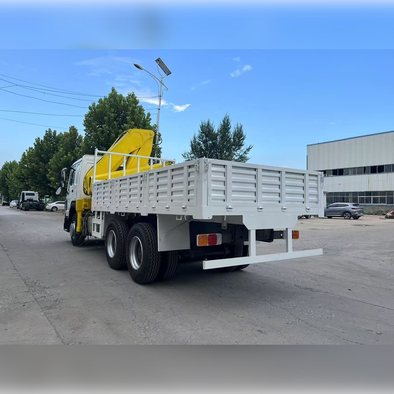 Camión grúa con pluma articulada