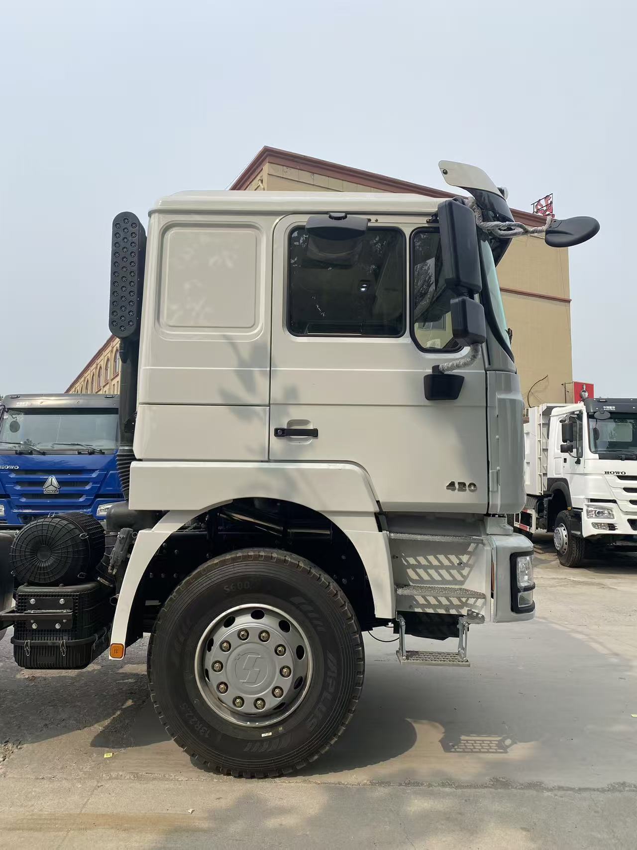 شاحنة جرار SHACMAN 6x4
