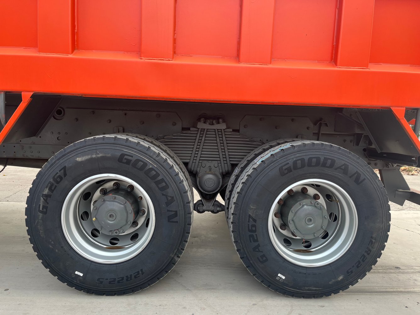 30 ტონიანი თვითმცლელი სატვირთო მანქანა