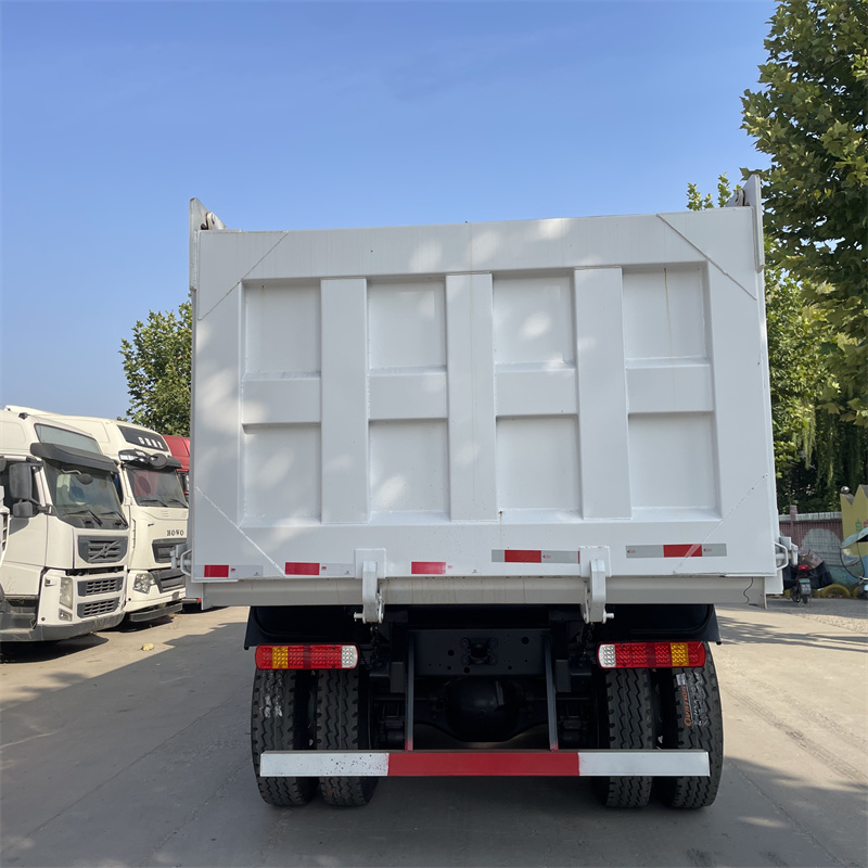 Camion à benne basculante