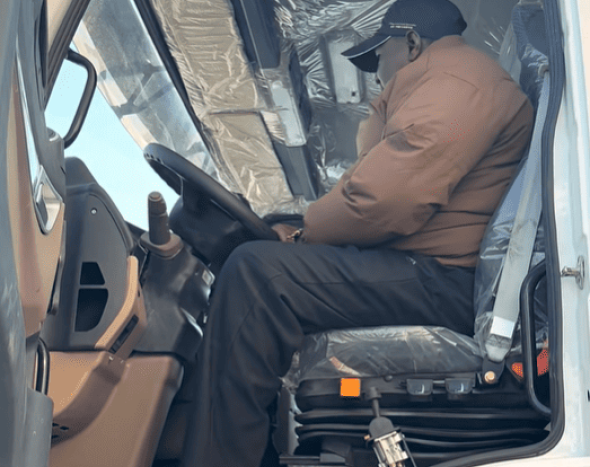 Le client nigérian M. Kofi Mensah visite l'usine Camel Truck et finalise sa commande de camion-benne.
