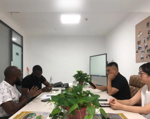 Клиент из Чада осматривает грузовики и заказывает еще пять