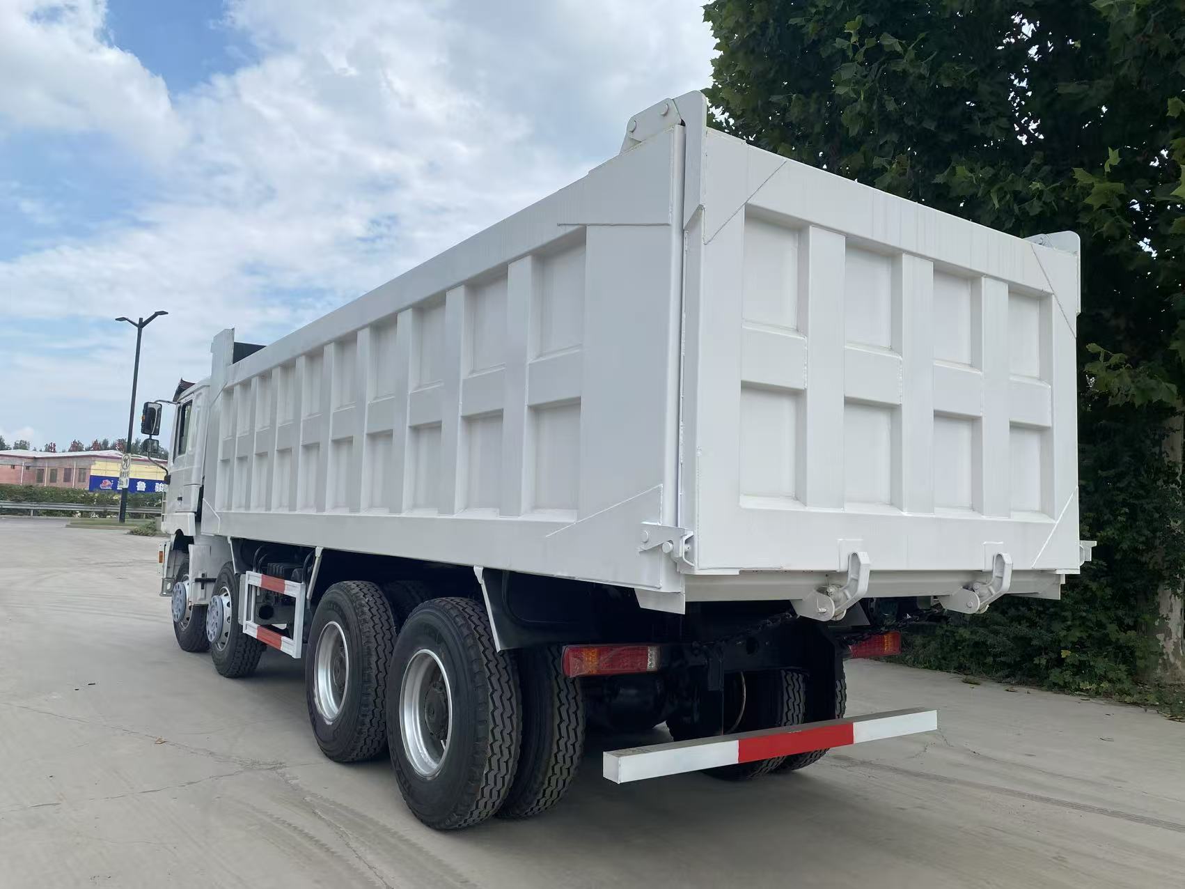 شاحنة قلابة شاكمان F3000 8x4