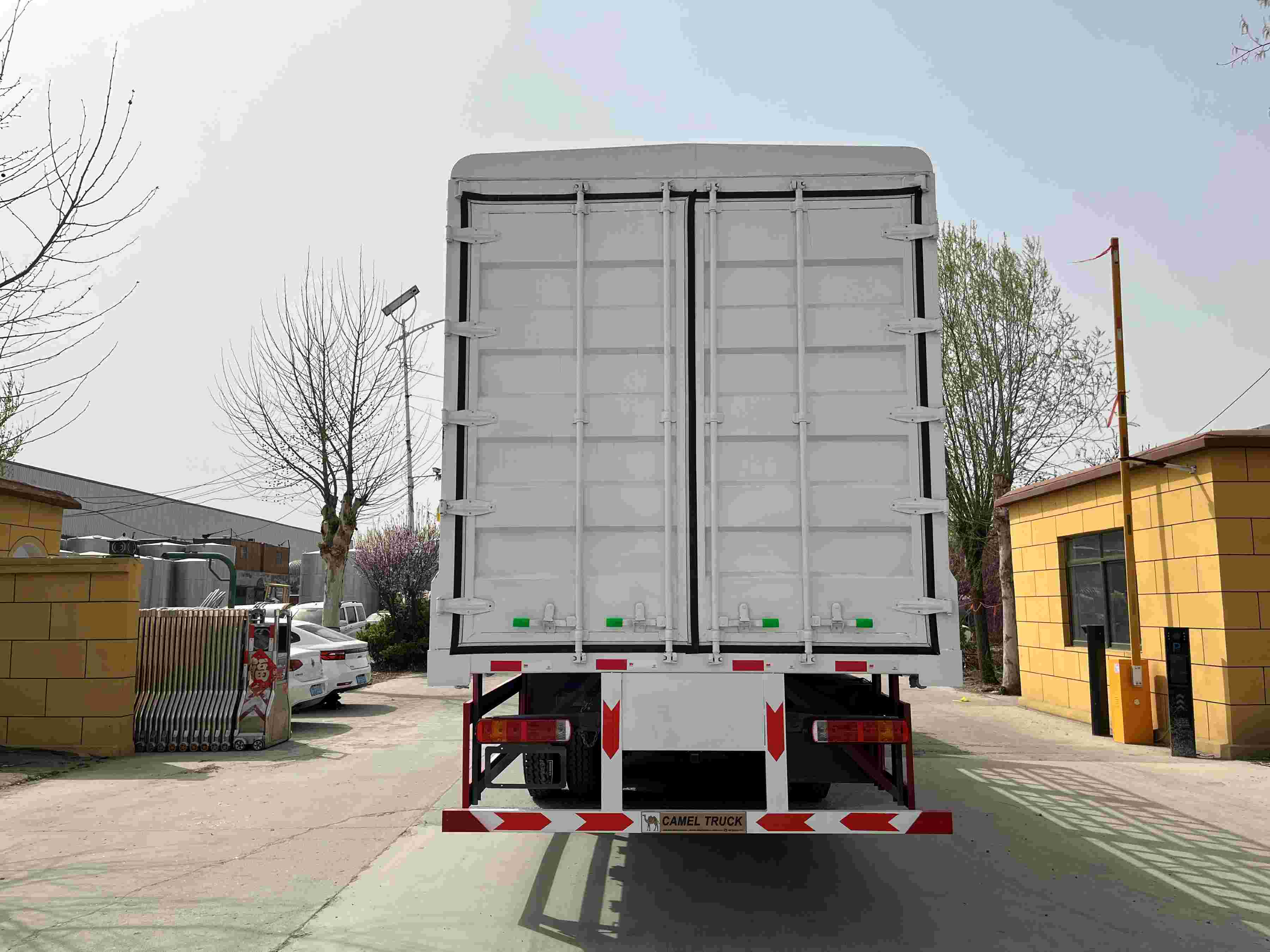 Camião de carga HOWO usado