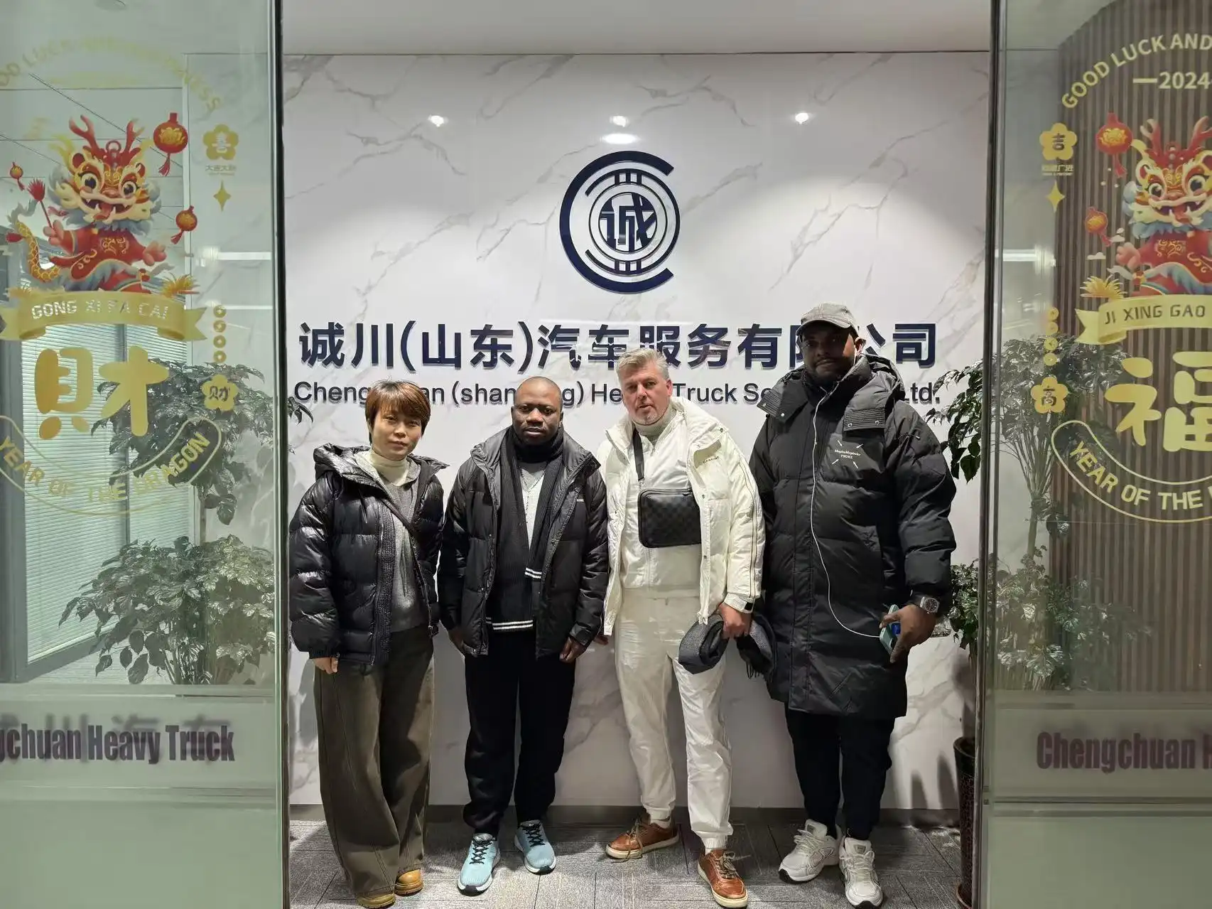 صورة جماعية للعملاء