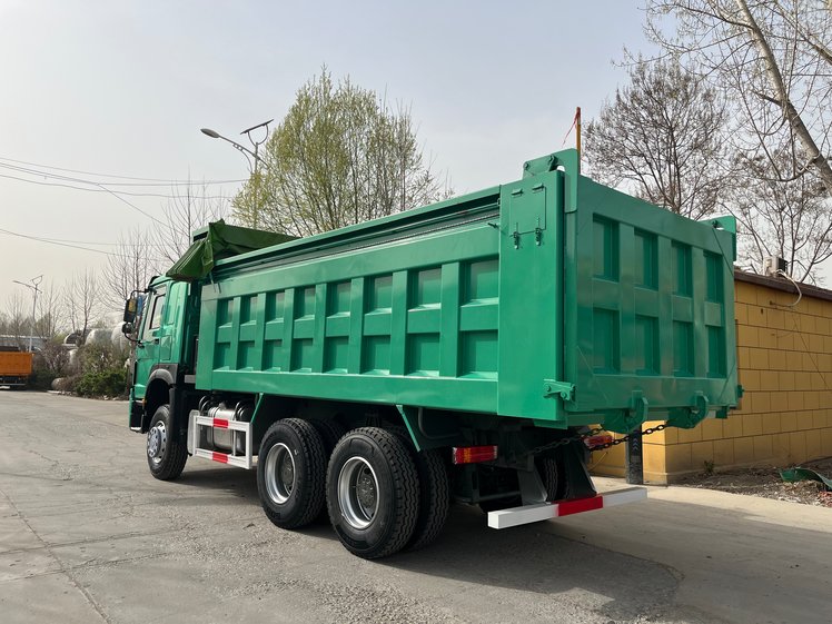 Camión volquete SINOTRUK en stock