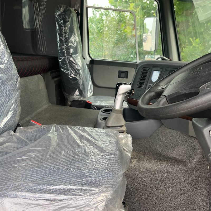 Sinotruk 6x4 High Roof Tractor Truck