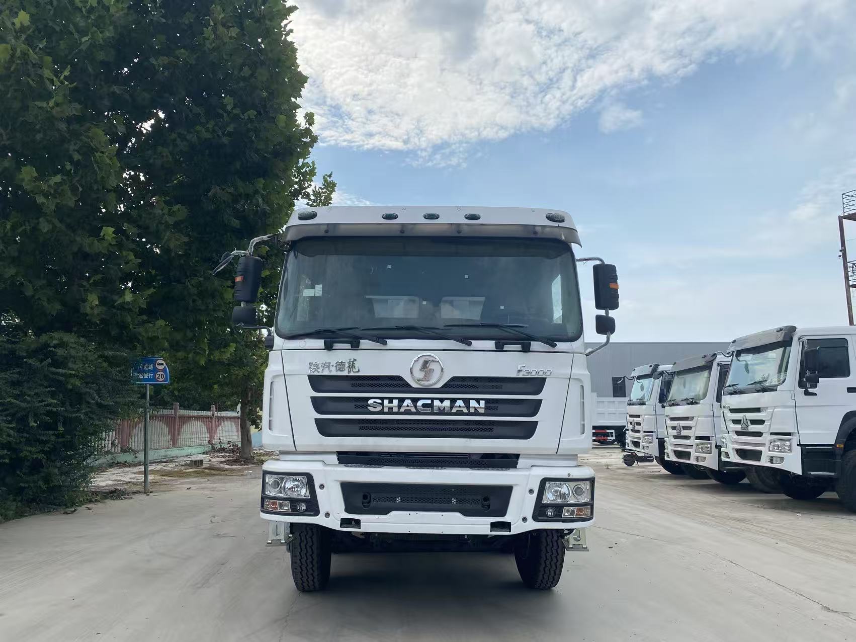 شاحنة قلابة شاكمان F3000 8x4