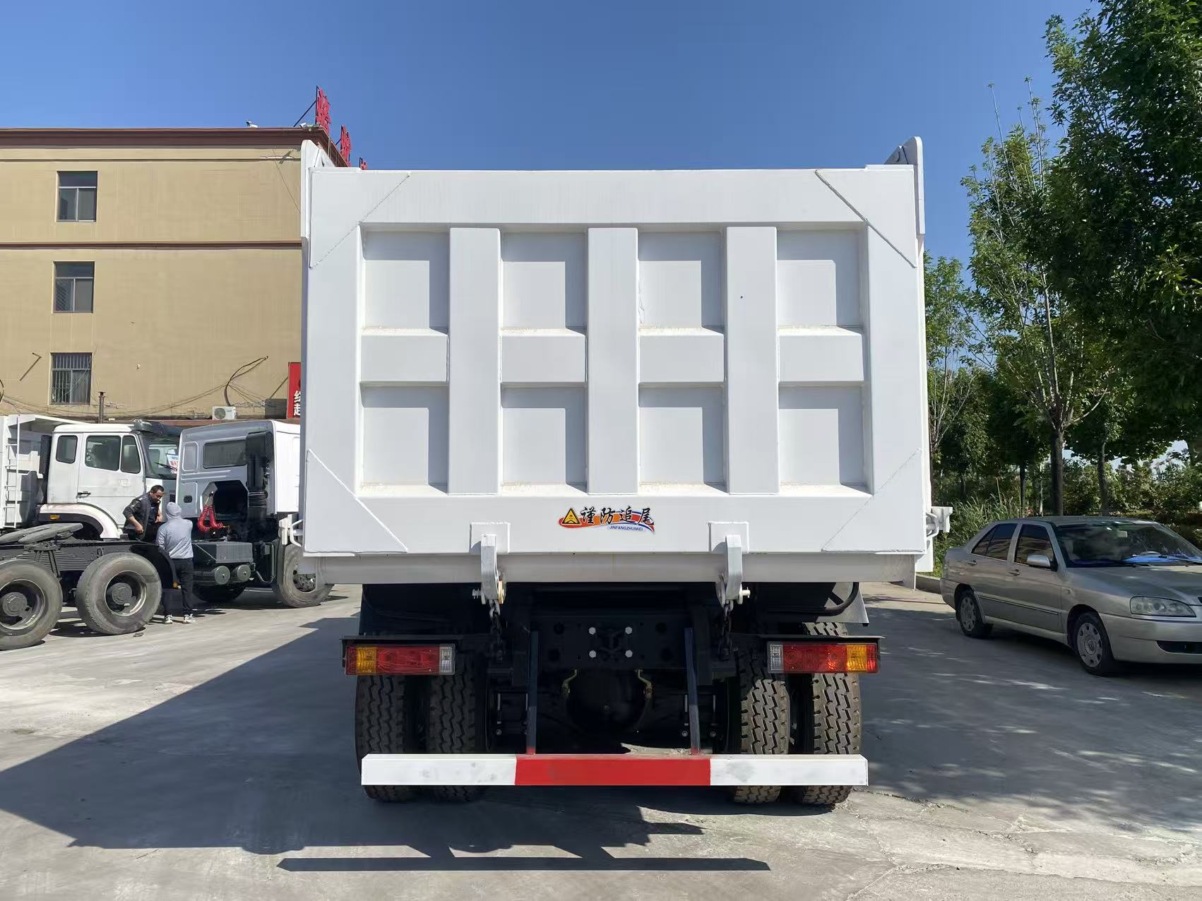 شاحنة شاكمان F3000 قلابة 12 عجلة
