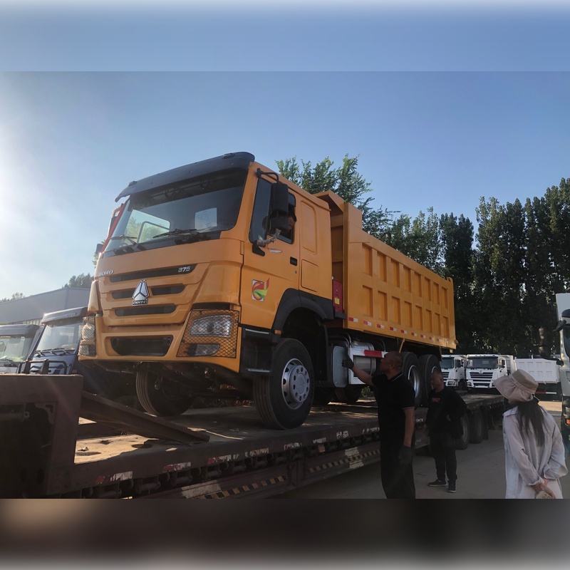 Sinotruck-ის 10 ბორბლიანი სატვირთო მანქანა.jpg