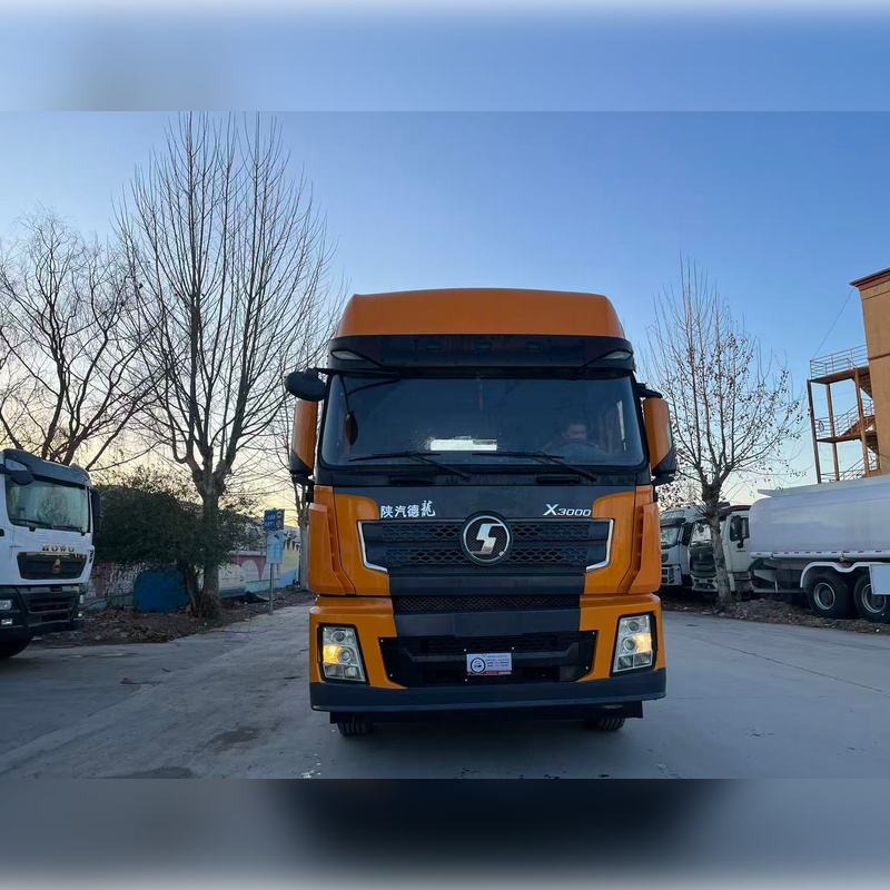 Yüksək tavanlı yataqlı kabini olan SHACMAN X3000 6x4 ağır yük daşıyıcı traktor yük maşınının öndən görünüşü