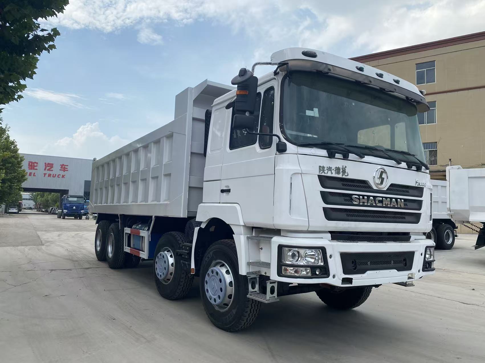 شاحنة قلابة شاكمان F3000 8x4