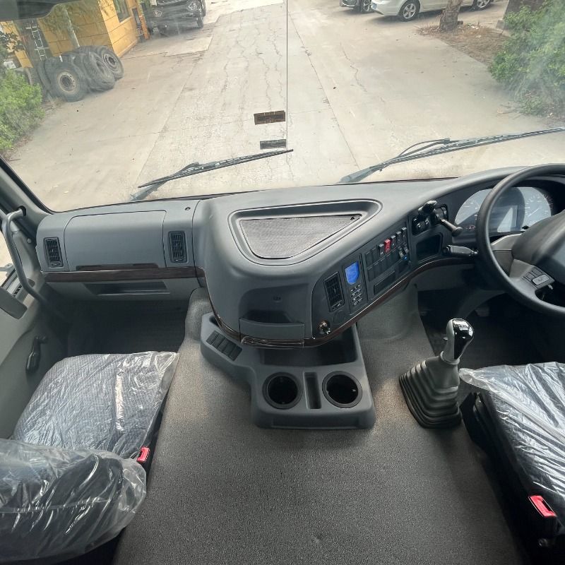 Sinotruk 6x4 High Roof Tractor Truck